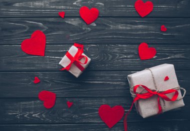 Sevgililer günü. Kırmızı keçe kalp örgütlenmeyi