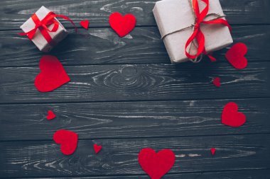 Sevgililer günü. Kırmızı keçe kalp örgütlenmeyi