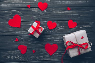 Sevgililer günü. Kırmızı keçe kalp örgütlenmeyi