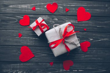 Sevgililer günü. Kırmızı keçe kalp örgütlenmeyi