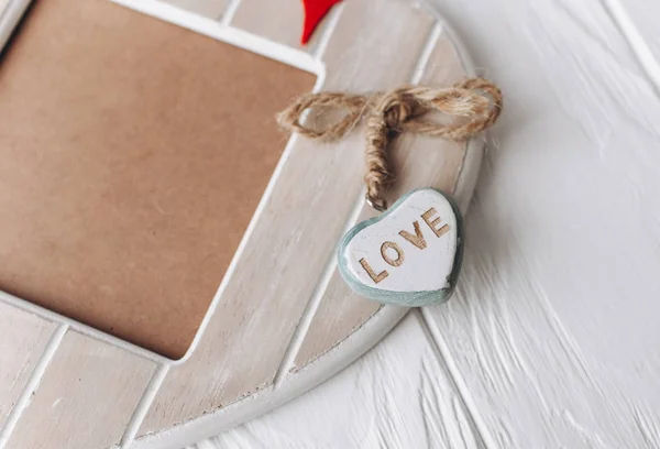 Sevgililer günü. Kırmızı keçe kalp fotoğraf çerçevesi 