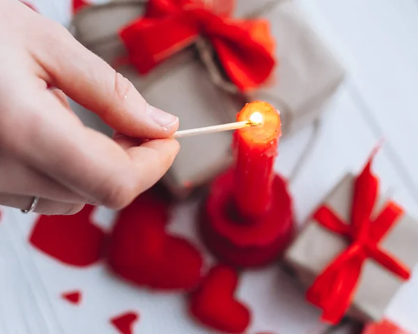 Sevgililer günü. Kırmızı keçe kalp örgütlenmeyi