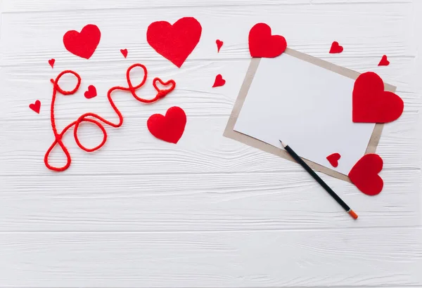 День Святого Валентина. Красное войлочное сердце письмо любви представляет — стоковое фото