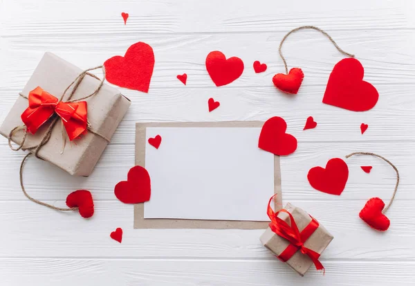 Dia dos Namorados. vermelho sentiu coração carta de amor presentes — Fotografia de Stock