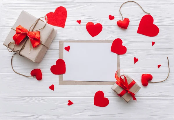 Sevgililer günü. kırmızı mektup hediye seviyorum kalp keçe