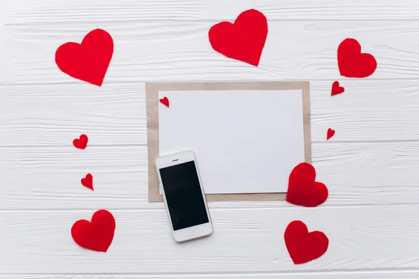 Sevgililer günü. kırmızı mektup hediye seviyorum kalp keçe