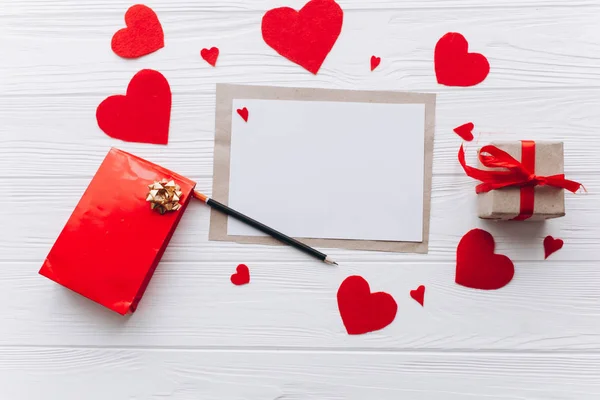 Dia dos Namorados. vermelho sentiu coração carta de amor presentes — Fotografia de Stock