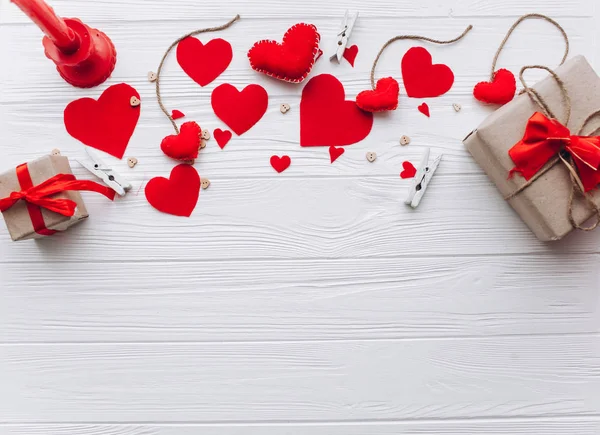 Sevgililer günü. Kırmızı keçe kalp örgütlenmeyi