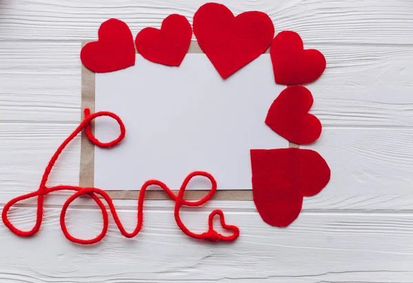 Sevgililer günü. kırmızı mektup hediye seviyorum kalp keçe