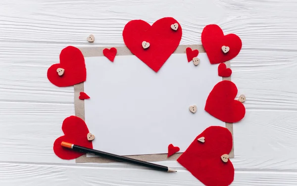 Sevgililer günü. kırmızı mektup hediye seviyorum kalp keçe