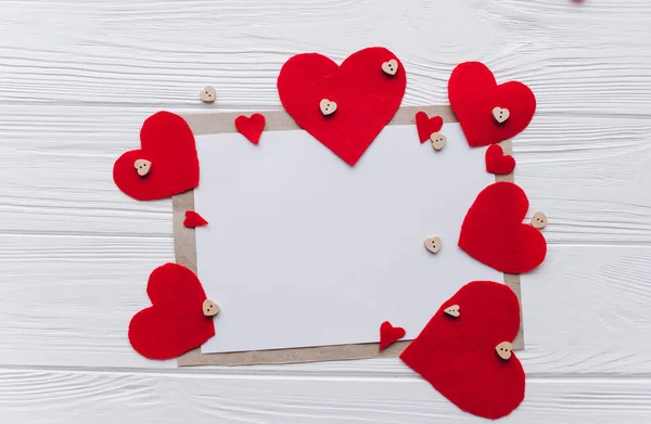 Valentinstag. rote Filz Herz Liebesbrief Geschenke — Stockfoto