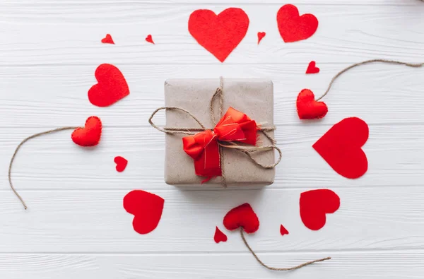 Den svatého Valentýna. červená cítila srdce .presents — Stock fotografie