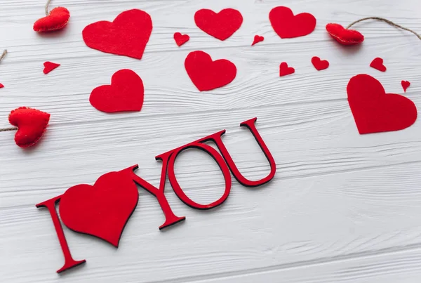 Sevgililer günü. Kırmızı keçe kalp örgütlenmeyi