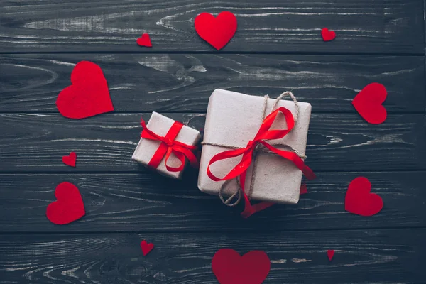 Sevgililer günü. Kırmızı keçe kalp örgütlenmeyi