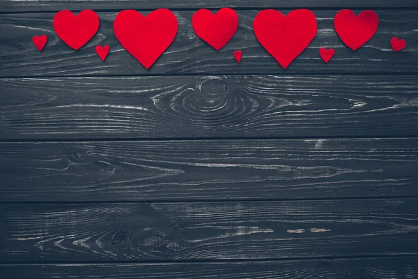 Sevgililer günü. Kırmızı keçe kalp örgütlenmeyi