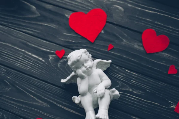 Sevgililer günü. Kırmızı keçe kalp örgütlenmeyi