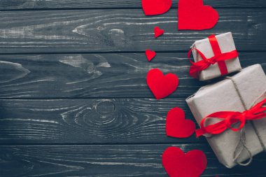 Sevgililer günü. Kırmızı keçe kalp örgütlenmeyi