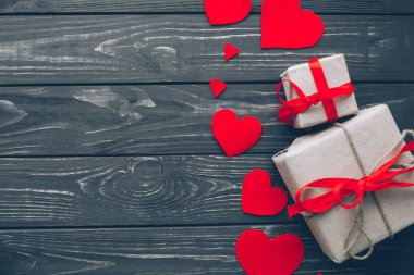 Sevgililer günü. Kırmızı keçe kalp örgütlenmeyi