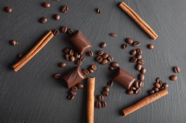 Çikolata ve kahve çekirdekleri.