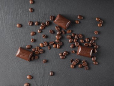 Çikolata ve kahve çekirdekleri.