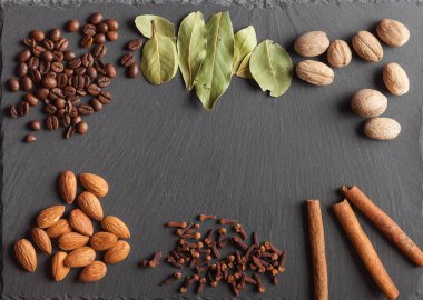 Kuruyemiş, baharat ve gıda bir ahşap tepsi
