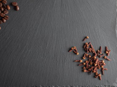 Kuruyemiş, baharat ve gıda bir ahşap tepsi