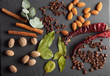 Kuruyemiş, baharat ve gıda bir ahşap tepsi