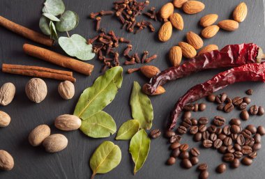 Kuruyemiş, baharat ve gıda bir ahşap tepsi