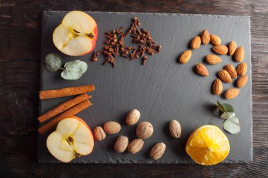 Kuruyemiş, baharat ve gıda bir ahşap tepsi