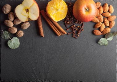 Kuruyemiş, baharat ve gıda bir ahşap tepsi