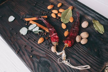 Kuruyemiş, baharat ve gıda bir ahşap tepsi