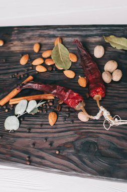 Kuruyemiş, baharat ve gıda bir ahşap tepsi