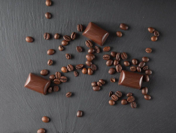 Çikolata ve kahve çekirdekleri.