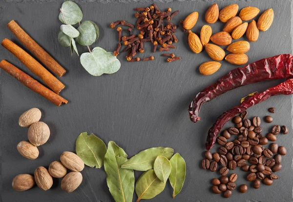 Kuruyemiş, baharat ve gıda bir ahşap tepsi