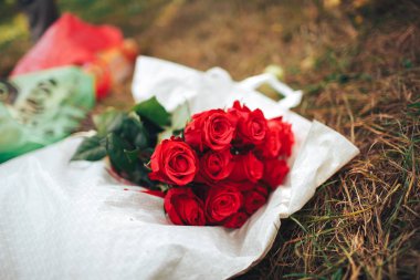 Sevgililer günü. çiçekler, yüzük ve düğün dekor. romantik bir akşam yemeği dışında