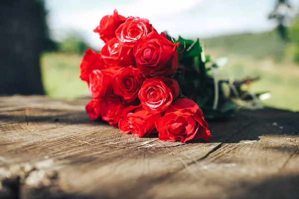 Sevgililer günü. çiçekler, yüzük ve düğün dekor. romantik bir akşam yemeği dışında