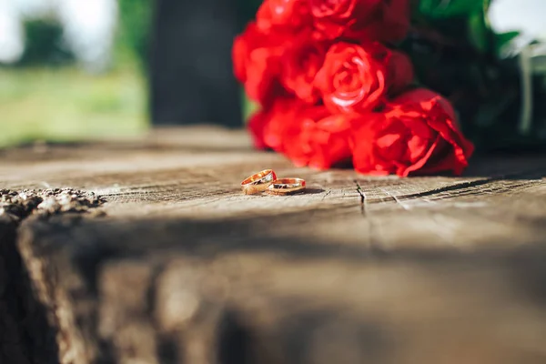 Sevgililer günü. çiçekler, yüzük ve düğün dekor. romantik bir akşam yemeği dışında