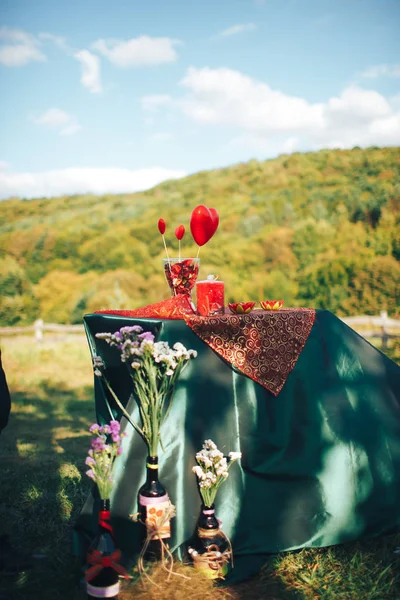 Sevgililer günü décor.love hikayesi. süslü masa, Kalpler, romantik bir akşam yemeği dışında