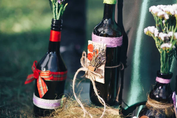 Sevgililer günü décor.love hikayesi. şişeleri çiçeklerle. romantik bir akşam yemeği dışında