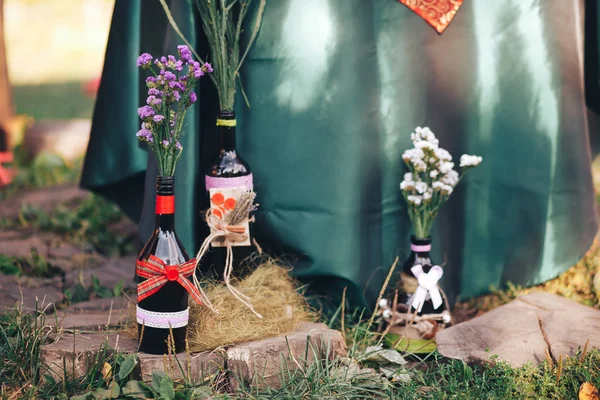 Sevgililer günü décor.love hikayesi. şişeleri çiçeklerle. romantik bir akşam yemeği dışında