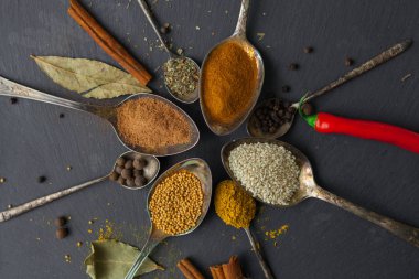 farklı renkli baharat kaşıklarla çemberi