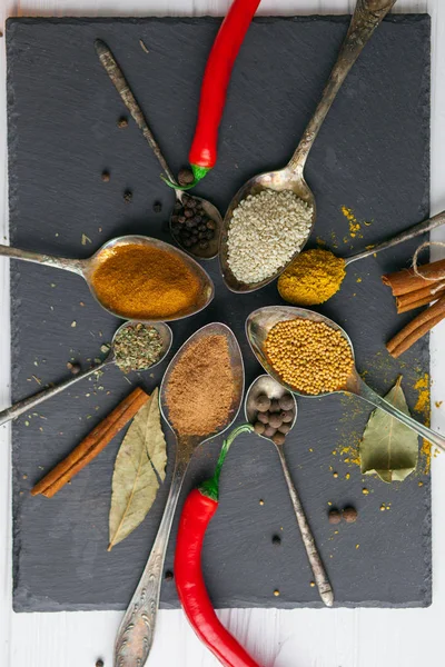 farklı renkli baharat kaşıklarla çemberi