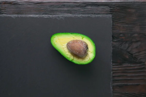 taş tahta üzerinde avokado