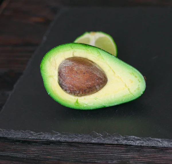 avokado ve kireç taş tahta üzerinde
