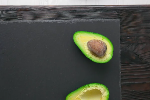 avokado ve kireç taş tahta üzerinde