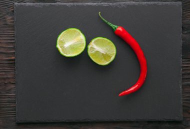 biber ve limon taş tahta üzerinde