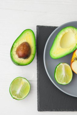 avokado, elma ve kireç taş tahta üzerinde
