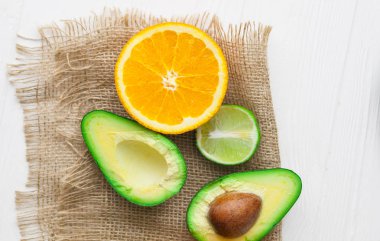 avokado, portakal ve limon ahşap arka plan üzerinde