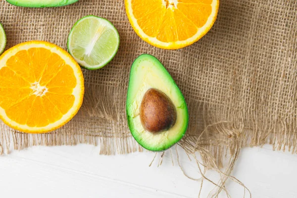 avokado, portakal ve limon ahşap arka plan üzerinde