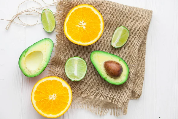 avokado, portakal ve limon ahşap arka plan üzerinde